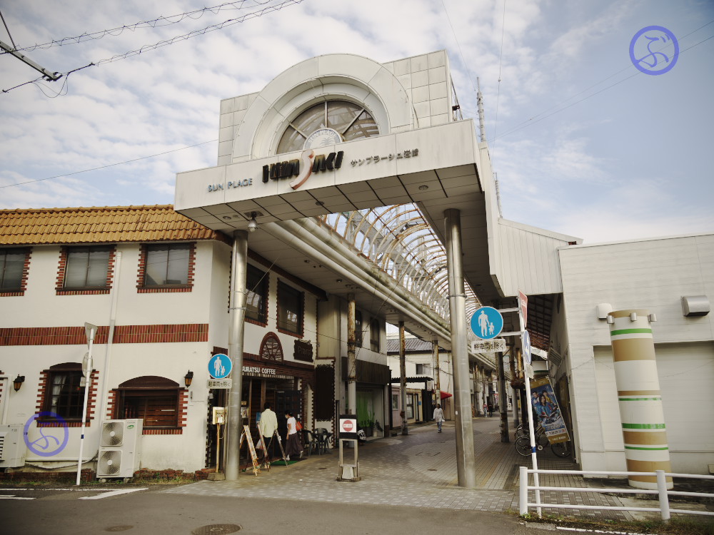 立派なアーケードがかかるサンプラージュ岩崎商店街