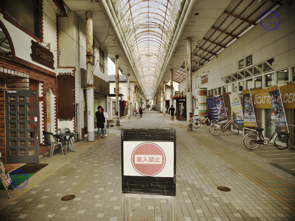 商店街を歩く客の数はちらほらといったところ