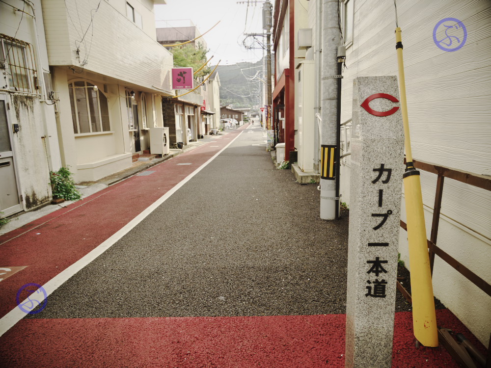 油津商店街からカープの球場までは歩道が赤く舗装されている