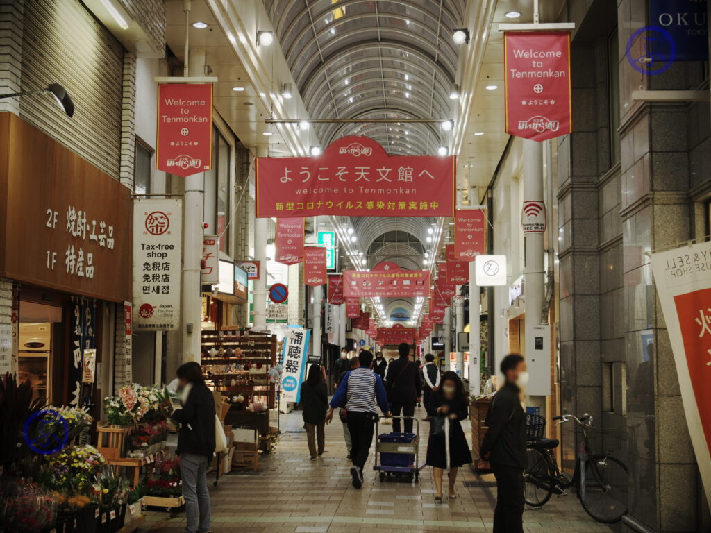 「はいから通り」はアーケードデザインは天文館本通りに似ているが、店舗前に下げられた旗で個性を出している