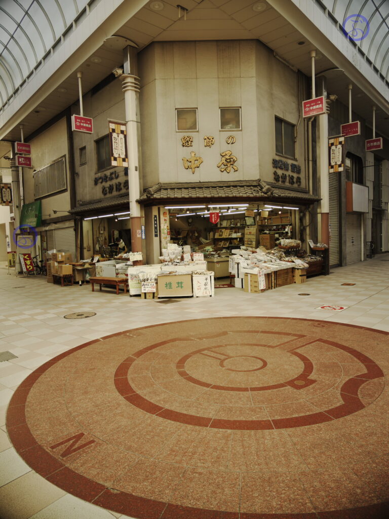 昔は魚市場だった納屋通りだけに魚にまるわるレトロな店も