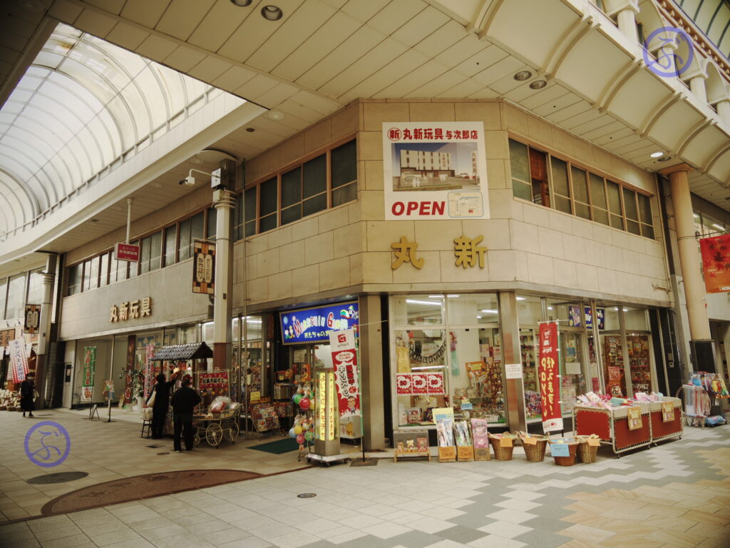 今では貴重な存在となった町の玩具屋さんも納屋通りには健在！