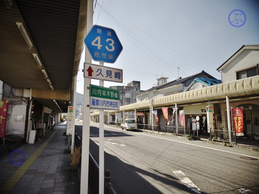 国道3号と交差する県道43沿いにも片側アーケードが残っていました